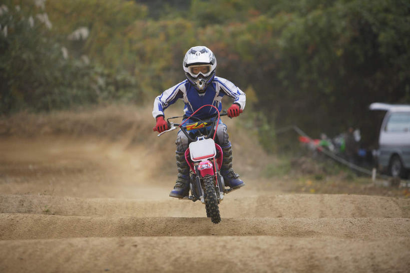 东方人,儿童,一个人,运动员,坐,横图,室外,白天,正面,运动服,纯洁,安全,草地,山,植物,道路,路,摩托车,帽子,亚洲,仅一个男性,仅一个人,阴影,光线,头盔,眼镜,影子,山峰,山坡,小路,防护,交通,山峦,注视,黄种人,车,草,树,树木,小孩,绿色,阳光,自然,安全帽,交通工具,观察,驾驶,看,行驶,仅一个小孩,可爱,平衡,童年,童趣,乡间小路,生长,成长,观看,护目镜,保护,操纵,控制,察看,关注,载具,保险,防护服,沙尘,童真,赛车手,操控,烂漫,无邪,保全,周全,安稳,安定,把持,安全防护眼镜,平安,天真,男孩,男人,男性,亚洲人,孩子,体育运动员,运动选手,坐着,彩图,全身,防护眼镜,男生