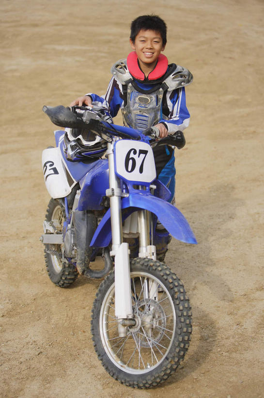 东方人,儿童,一个人,运动员,站,笑,微笑,露齿笑,竖图,俯视,室外,白天,运动服,纯洁,安全,草地,山,植物,摩托车,帽子,亚洲,仅一个男性,仅一个人,握,阴影,光线,头盔,眼镜,影子,山峰,山坡,防护,山峦,注视,黄种人,车,草,树,树木,小孩,绿色,阳光,自然,安全帽,交通工具,扶,观察,看,站着,仅一个小孩,可爱,平衡,童年,童趣,握着,生长,成长,观看,护目镜,保护,察看,扶着,关注,载具,保险,防护服,沙尘,童真,赛车手,烂漫,无邪,保全,周全,安稳,安定,安全防护眼镜,平安,天真,男孩,男人,男性,亚洲人,孩子,体育运动员,运动选手,站立,彩图,高角度拍摄,全身,防护眼镜,男生