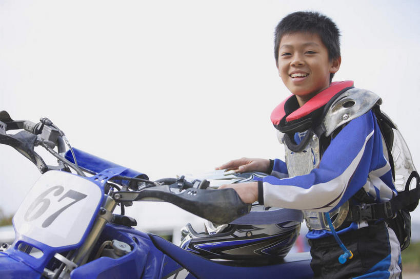 东方人,儿童,一个人,运动员,站,笑,微笑,露齿笑,横图,室外,白天,正面,运动服,纯洁,安全,草地,山,植物,道路,路,摩托车,帽子,亚洲,仅一个男性,仅一个人,阴影,光线,头盔,眼镜,影子,山峰,山坡,小路,防护,交通,山峦,注视,黄种人,车,草,树,树木,小孩,绿色,阳光,自然,安全帽,交通工具,扶,观察,看,靠,靠着,站着,仅一个小孩,可爱,平衡,童年,童趣,乡间小路,生长,成长,观看,护目镜,保护,察看,扶着,关注,载具,保险,防护服,沙尘,童真,赛车手,烂漫,无邪,保全,周全,安稳,安定,安全防护眼镜,平安,天真,男孩,男人,男性,亚洲人,孩子,体育运动员,运动选手,站立,彩图,全身,防护眼镜,男生