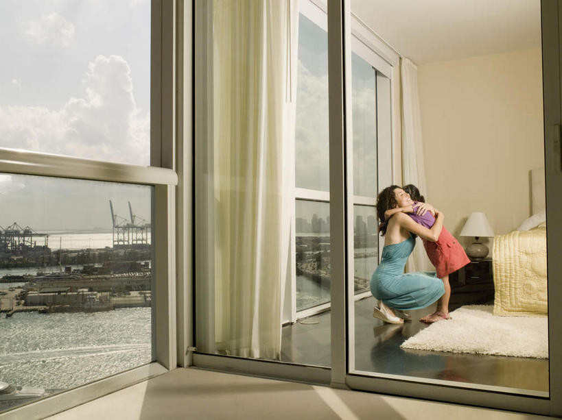 西方人,儿童,两个人,家庭,母亲,女儿,站,蹲,抱,笑,微笑,露齿笑,横图,室内,白天,侧面,纯洁,河流,水,窗户,床,地毯,落地窗,台灯,卧室,照明,欧洲,欧洲人,阴影,服装,装饰,编织,光线,影子,手工艺品,双人床,河水,水流,云,云朵,灯光,床单,织物,云彩,注视,休闲装,被子,玻璃窗,灯,小孩,衣服,蓝色,白云,蓝天,天空,阳光,工艺品,灯具,天,观察,看,站着,休闲,温暖,温馨,母女,一家人,休闲服,可爱,母爱,童年,童趣,服饰,晴朗,抱着,观看,华丽,修饰,照亮,点缀,和睦,察看,被单,搂着,照明设备,关注,童真,烂漫,无邪,衬托,美观,雅致,雅观,天真,年轻女性,女孩,女人,女性,白种人,孩子,年轻人,晴空,蹲着,怀抱,搂,搂抱,相抱,拥抱,站立,彩图,全身,睡房,卧房,融洽,女生