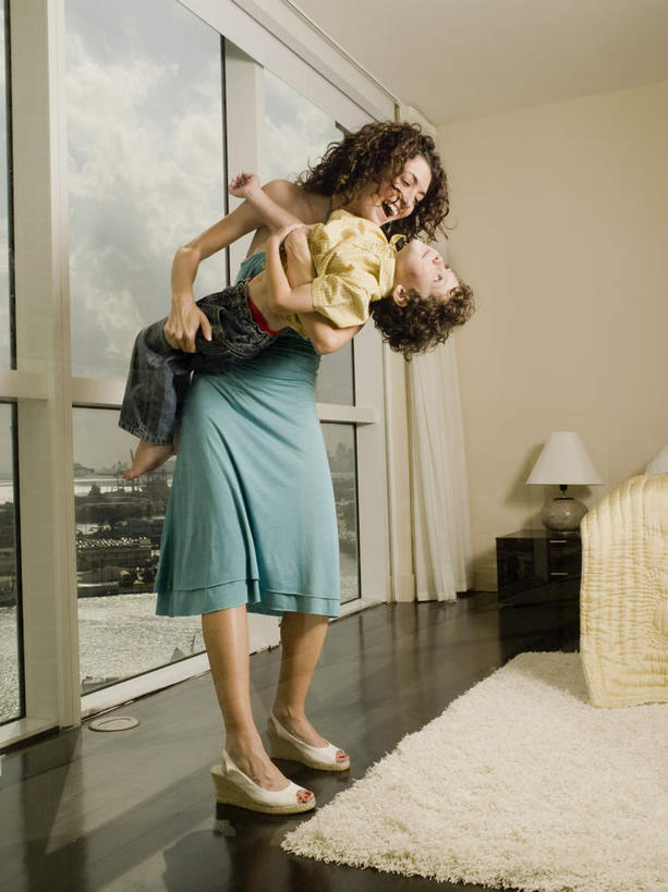 西方人,儿童,两个人,家庭,母亲,儿子,站,抱,笑,微笑,露齿笑,竖图,室内,白天,正面,纯洁,河流,水,窗户,床,地毯,落地窗,台灯,卧室,照明,欧洲,欧洲人,阴影,服装,装饰,编织,光线,影子,手工艺品,河水,水流,云,云朵,灯光,床单,织物,云彩,注视,休闲装,被子,玻璃窗,灯,小孩,衣服,蓝色,白云,蓝天,天空,阳光,工艺品,灯具,天,观察,看,站着,休闲,温暖,温馨,母子,一家人,休闲服,可爱,母爱,童年,童趣,服饰,单人床,晴朗,抱着,观看,华丽,修饰,照亮,点缀,和睦,察看,被单,搂着,照明设备,关注,童真,烂漫,无邪,衬托,美观,雅致,雅观,天真,男孩,年轻女性,女人,女性,白种人,孩子,年轻人,晴空,怀抱,搂,搂抱,相抱,拥抱,站立,彩图,全身,睡房,卧房,融洽,男生