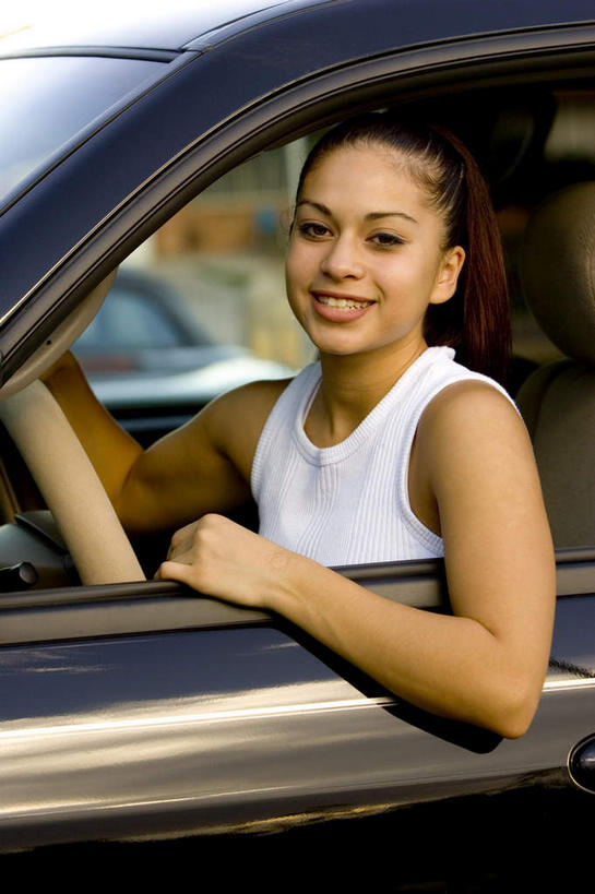 西方人,一个人,坐,笑,微笑,竖图,室外,白天,侧面,机器,仪器,窗户,越野车,汽车,欧洲,欧洲人,仅一个年轻女性,仅一个女性,仅一个人,一辆,握,服装,背心,扭头,注视,设备,玻璃窗,车,衣服,白色,车窗,方向盘,交通工具,观察,驾驶,看,行驶,转头,握着,服饰,观看,控制,察看,衣着,穿着,关注,载具,四驱车,衣饰,年轻女性,女人,女性,白种人,坐着,半身,彩图