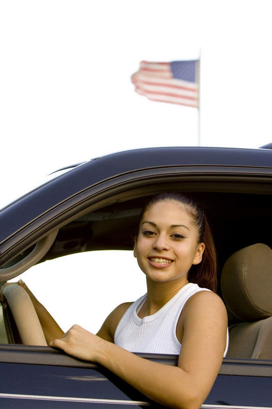 西方人,一个人,坐,笑,微笑,竖图,室外,白天,仰视,机器,仪器,窗户,越野车,汽车,旗帜,国旗,欧洲,欧洲人,仅一个年轻女性,仅一个女性,仅一个人,一辆,一面,握,服装,飘扬,背心,扭头,注视,设备,玻璃窗,车,衣服,白色,车窗,方向盘,交通工具,观察,驾驶,看,行驶,转头,握着,美国国旗,服饰,观看,飘逸,控制,察看,衣着,穿着,关注,载具,飞扬,四驱车,衣饰,年轻女性,女人,女性,白种人,旗,坐着,半身,彩图,低角度拍摄