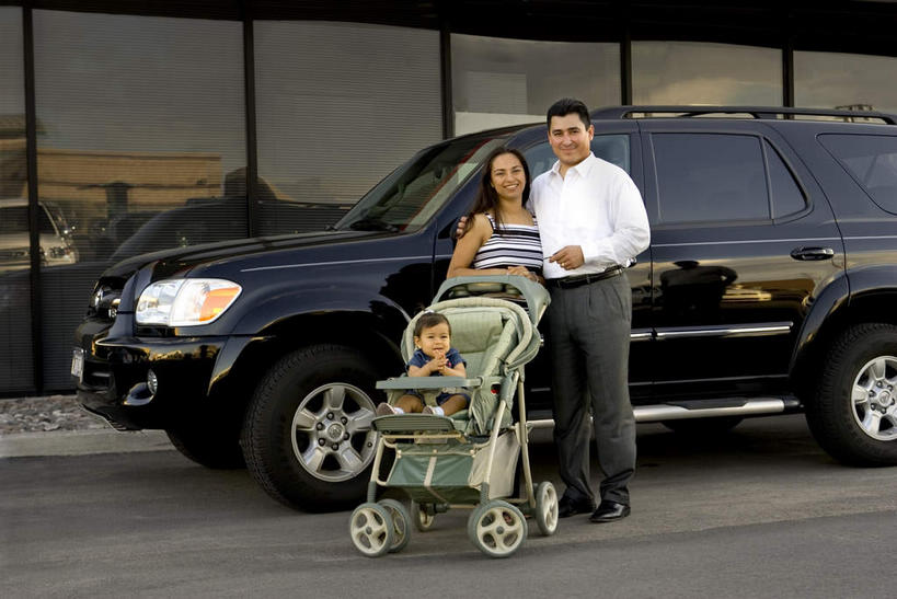 西方人,儿童,三个人,家庭,夫妻,母亲,父亲,女儿,站,坐,抱,笑,微笑,露齿笑,横图,室外,白天,正面,爱情,纯洁,窗户,越野车,汽车,欧洲,欧洲人,两辆,服装,浪漫,注视,休闲装,玻璃窗,车,婴儿车,小孩,衣服,车窗,交通工具,观察,看,站着,休闲,温暖,温馨,父女,母女,三口之家,一家人,休闲服,恩爱,父爱,可爱,母爱,童年,童趣,恋人,服饰,抱着,观看,和睦,察看,搂着,关注,载具,童真,四驱车,烂漫,无邪,宝宝车,婴儿手推车,婴儿推车,天真,男人,男性,年轻男性,年轻女性,女孩,女人,女性,白种人,孩子,年轻人,夫妇,情侣,怀抱,搂,搂抱,相抱,拥抱,站立,坐着,彩图,全身,伴侣,融洽,女生