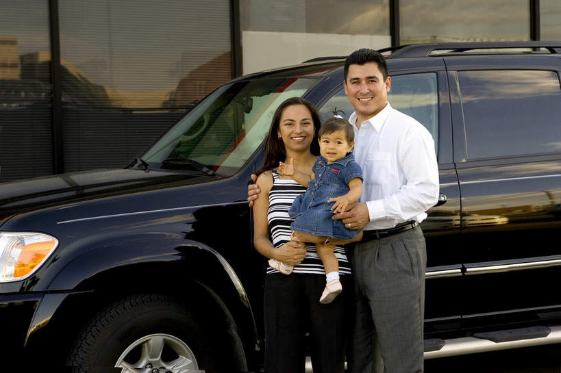 西方人,儿童,三个人,家庭,夫妻,母亲,父亲,女儿,站,抱,笑,微笑,露齿笑,横图,室外,白天,正面,爱情,纯洁,窗户,越野车,汽车,欧洲,欧洲人,一辆,服装,浪漫,注视,休闲装,玻璃窗,车,小孩,衣服,车窗,交通工具,观察,看,站着,休闲,温暖,温馨,父女,母女,三口之家,一家人,休闲服,恩爱,父爱,可爱,母爱,童年,童趣,恋人,服饰,抱着,观看,和睦,察看,搂着,关注,载具,童真,四驱车,烂漫,无邪,天真,男人,男性,年轻男性,年轻女性,女孩,女人,女性,白种人,孩子,年轻人,夫妇,情侣,怀抱,搂,搂抱,相抱,拥抱,站立,半身,彩图,伴侣,融洽,女生