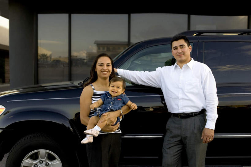 西方人,儿童,三个人,家庭,夫妻,母亲,父亲,女儿,站,抱,笑,微笑,露齿笑,横图,室外,白天,正面,爱情,纯洁,窗户,越野车,汽车,欧洲,欧洲人,一辆,服装,浪漫,注视,休闲装,玻璃窗,车,小孩,衣服,车窗,交通工具,观察,看,站着,休闲,温暖,温馨,父女,母女,三口之家,一家人,休闲服,恩爱,父爱,可爱,母爱,童年,童趣,恋人,服饰,抱着,观看,和睦,察看,搂着,关注,载具,童真,四驱车,烂漫,无邪,天真,男人,男性,年轻男性,年轻女性,女孩,女人,女性,白种人,孩子,年轻人,夫妇,情侣,怀抱,搂,搂抱,相抱,拥抱,站立,半身,彩图,伴侣,融洽,女生