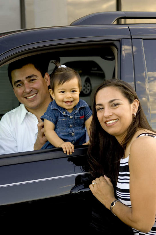 西方人,儿童,三个人,家庭,夫妻,母亲,父亲,女儿,坐,抱,笑,微笑,露齿笑,竖图,室外,白天,正面,爱情,纯洁,窗户,越野车,汽车,欧洲,欧洲人,一辆,服装,浪漫,注视,休闲装,玻璃窗,车,小孩,衣服,车窗,交通工具,观察,看,休闲,温暖,温馨,父女,母女,三口之家,一家人,休闲服,恩爱,父爱,可爱,母爱,童年,童趣,恋人,服饰,抱着,观看,和睦,察看,搂着,关注,载具,童真,四驱车,烂漫,无邪,天真,男人,男性,年轻男性,年轻女性,女孩,女人,女性,白种人,孩子,年轻人,夫妇,情侣,怀抱,搂,搂抱,相抱,拥抱,坐着,半身,彩图,伴侣,融洽,女生