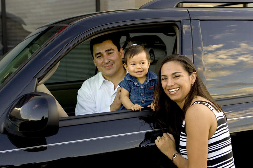 西方人,儿童,三个人,家庭,夫妻,母亲,父亲,女儿,坐,抱,笑,微笑,露齿笑,横图,室外,白天,正面,爱情,纯洁,窗户,越野车,汽车,欧洲,欧洲人,一辆,服装,浪漫,注视,休闲装,玻璃窗,车,小孩,衣服,车窗,交通工具,观察,看,休闲,温暖,温馨,父女,母女,三口之家,一家人,休闲服,恩爱,父爱,可爱,母爱,童年,童趣,恋人,服饰,抱着,观看,和睦,察看,搂着,关注,载具,童真,四驱车,烂漫,无邪,天真,男人,男性,年轻男性,年轻女性,女孩,女人,女性,白种人,孩子,年轻人,夫妇,情侣,怀抱,搂,搂抱,相抱,拥抱,坐着,半身,彩图,伴侣,融洽,女生