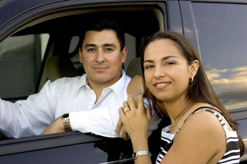 西方人,两个人,家庭,夫妻,坐,笑,微笑,露齿笑,横图,室外,白天,正面,爱情,窗户,越野车,汽车,欧洲,欧洲人,一辆,服装,时间,时钟,手表,浪漫,计时,注视,休闲装,玻璃窗,车,衣服,车窗,钟表,交通工具,观察,看,休闲,温暖,温馨,一家人,休闲服,表,恩爱,搭,恋人,服饰,观看,腕表,和睦,察看,搭着,关注,载具,四驱车,男人,男性,年轻男性,年轻女性,女人,女性,白种人,年轻人,夫妇,情侣,钟,坐着,半身,彩图,伴侣,融洽