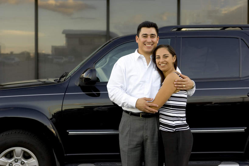 西方人,两个人,家庭,夫妻,站,抱,笑,微笑,露齿笑,横图,室外,白天,正面,爱情,窗户,越野车,汽车,欧洲,欧洲人,一辆,服装,浪漫,依偎,注视,休闲装,玻璃窗,车,衣服,车窗,交通工具,观察,看,靠,靠着,倚靠,站着,休闲,温暖,温馨,一家人,休闲服,恩爱,恋人,服饰,抱着,观看,和睦,察看,搂着,倚着,关注,载具,四驱车,依附,依赖,投靠,男人,男性,年轻男性,年轻女性,女人,女性,白种人,年轻人,夫妇,情侣,怀抱,搂,搂抱,相抱,拥抱,站立,半身,彩图,伴侣,融洽