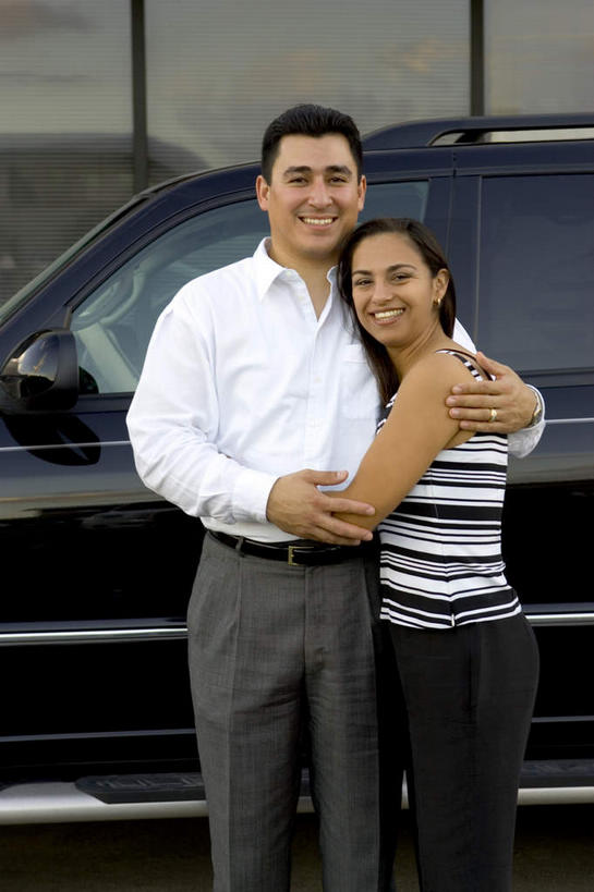 西方人,两个人,家庭,夫妻,站,抱,笑,微笑,露齿笑,竖图,室外,白天,正面,爱情,窗户,越野车,汽车,欧洲,欧洲人,一辆,服装,浪漫,依偎,注视,休闲装,玻璃窗,车,衣服,车窗,交通工具,观察,看,靠,靠着,倚靠,站着,休闲,温暖,温馨,一家人,休闲服,恩爱,恋人,服饰,抱着,观看,和睦,察看,搂着,倚着,关注,载具,四驱车,依附,依赖,投靠,男人,男性,年轻男性,年轻女性,女人,女性,白种人,年轻人,夫妇,情侣,怀抱,搂,搂抱,相抱,拥抱,站立,半身,彩图,伴侣,融洽