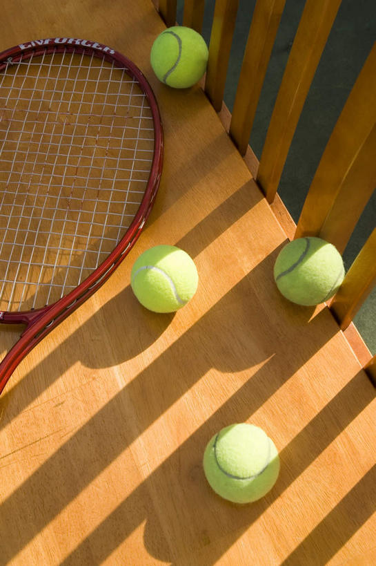 无人,竖图,俯视,室外,特写,白天,网球,静物,椅子,阴影,光线,网球拍,影子,木椅,球拍,网球装备,运动器械,阳光,健身器械,健身器材,网球运动,彩图,高角度拍摄,运动器材