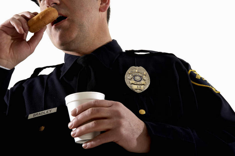 点心,面包,咖啡,西方人,手,一个人,警察,警卫,吃,横图,室内,特写,白天,白色背景,仰视,工作服,制服,幸福,杯子,欧洲,欧洲人,双手,仅一个男性,仅一个人,仅一个中年男性,握,服装,食品,面点,拿,拿着,娱乐,食物,糕点,饮料,衣服,黑色,纸制品,甜甜圈,享受,休闲,温馨,手部,放松,乐趣,握着,摄影,服饰,影棚,纸杯,提神,舒适,衣着,穿着,一次性杯子,醒脑,软饮料,工作制服,衣饰,多纳滋面包,唐纳滋,男人,男性,中年男性,白种人,保安,警卫员,看守,卫兵,面包圈,嚼,食,半身,彩图,低角度拍摄,影棚拍摄,工作套服,拍摄