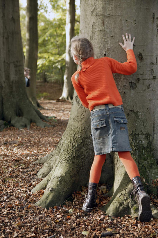 西方人,儿童,一个人,站,竖图,室外,白天,游戏,纯洁,森林,树林,植物,欧洲,欧洲人,仅一个女性,仅一个人,阴影,服装,光线,影子,树桩,玩,休闲装,娱乐,树,树干,树木,小孩,背面,衣服,绿色,阳光,自然,趴着,站着,仅一个小孩,休闲,休闲服,橙色,木桩,可爱,童年,童趣,服饰,生长,成长,活动,捉迷藏,发泄,消遣,智力,躲猫猫,童真,烂漫,无邪,宣泄,天真,女孩,女人,女性,白种人,孩子,趴,玩耍,嬉戏,站立,彩图,全身,女生