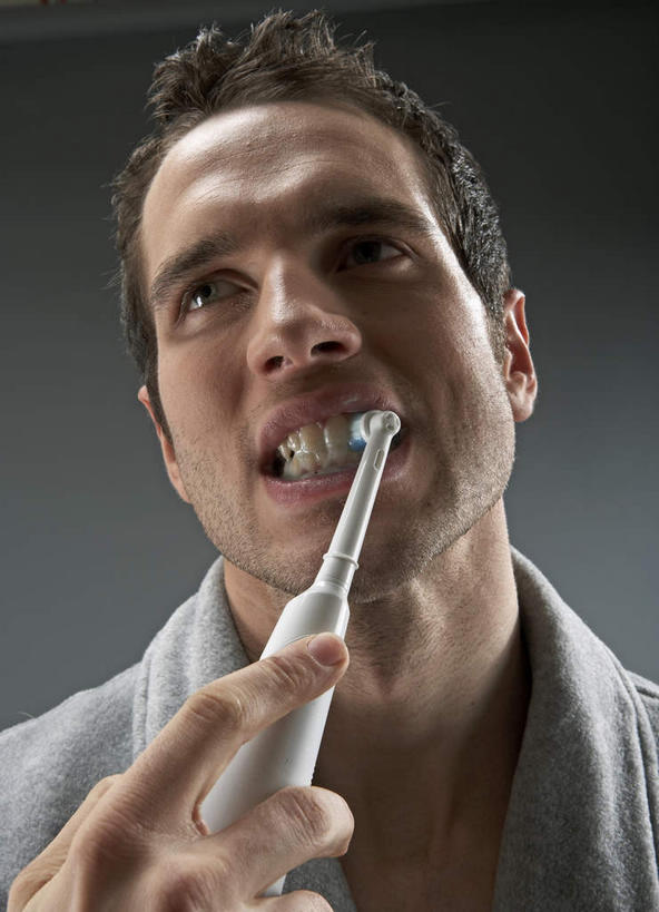 西方人,脸,头,脸颊,手,一个人,竖图,室内,特写,白天,正面,浴袍,欧洲,欧洲人,仅一个男性,仅一个人,一把,握,灰色背景,服装,牙刷,拿,拿着,注视,刷牙,肩膀,仅一个年轻男性,衣服,日用品,观察,看,清洁,手部,握着,摄影,服饰,影棚,洗漱用品,观看,单手,察看,卫生,衣着,穿着,关注,电动牙刷,衣饰,男人,男性,年轻男性,白种人,头部,脸部,脸蛋,面部,半身,彩图,影棚拍摄,汤帷子,浴衣,拍摄