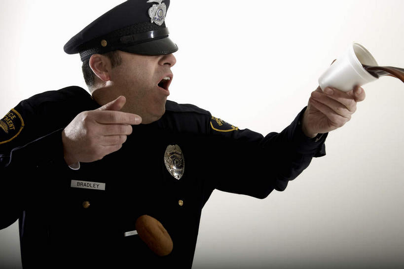 点心,面包,咖啡,西方人,一个人,警察,警卫,站,投,横图,室内,白天,白色背景,正面,工作服,制服,幸福,杯子,帽子,欧洲,欧洲人,仅一个男性,仅一个人,仅一个中年男性,握,服装,惊讶,食品,面点,一杯,拿,拿着,注视,娱乐,食物,糕点,饮料,衣服,纸制品,甜甜圈,观察,看,站着,张嘴,享受,休闲,温馨,放松,乐趣,握着,摄影,服饰,军帽,影棚,观看,纸杯,惊奇,察看,提神,舒适,衣着,穿着,关注,一次性杯子,醒脑,张大嘴巴,软饮料,诧异,工作制服,衣饰,多纳滋面包,唐纳滋,男人,男性,中年男性,白种人,保安,警卫员,看守,卫兵,张开嘴,面包圈,抛,扔,撒,站立,掷,半身,彩图,影棚拍摄,工作套服,拍摄