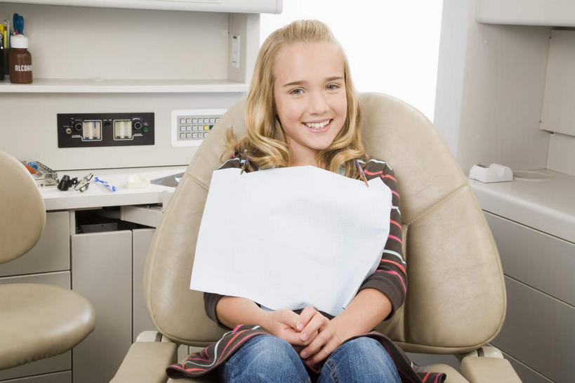 儿童,一个人,医院,坐,笑,微笑,露齿笑,横图,室内,白天,正面,纯洁,机器,纺织品,仅一个女性,仅一个人,服装,医学,布,织物,注视,休闲装,设备,小孩,衣服,观察,看,仅一个小孩,休闲,休闲服,可爱,童年,童趣,服饰,观看,布匹,察看,医疗,医疗设备,关注,医疗器械,医疗工具,童真,烂漫,无邪,医疗机构,检测工具,卡其布,天真,女孩,女人,女性,孩子,坐着,半身,彩图,病院,诊所,牙科椅,牙科治疗椅,牙椅,女生