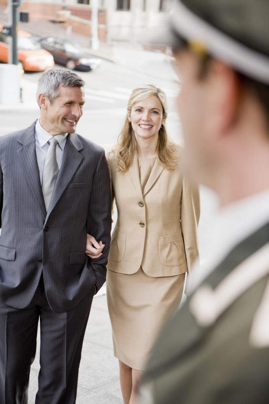 西方人,三个人,同事,商务人士,前台,服务员,商务男性,商务女性,宾馆,站,笑,微笑,露齿笑,竖图,室外,白天,正面,工作服,衬衫,制服,爱情,成功,合作,团队,集体,信心,道路,路,公路,汽车,帽子,欧洲,欧洲人,勾,挽,套装,朦胧,模糊,领带,交通,浪漫,注视,队伍,车,交通工具,轿车,观察,看,站着,温暖,温馨,恩爱,勾着,恋人,军帽,观看,和睦,察看,领导,双手插袋,象征,庄重,成就,关注,载具,商务装,身份,手插袋,合伙,领袖,挽着,工薪阶层,双手抄兜,双手放兜,正式,地位,工作制服,接待员,男人,男性,年轻男性,女人,女性,中年男性,中年女性,白种人,情侣,白领,服务生,上班族,侍者,马路,插兜,两手抄兜,两手放兜,手插兜,手放口袋,站立,半身,彩图,衬衣,工作套服,客店,客栈,旅店,旅馆,旅舍,汽车旅馆,伴侣,融洽,手抄兜