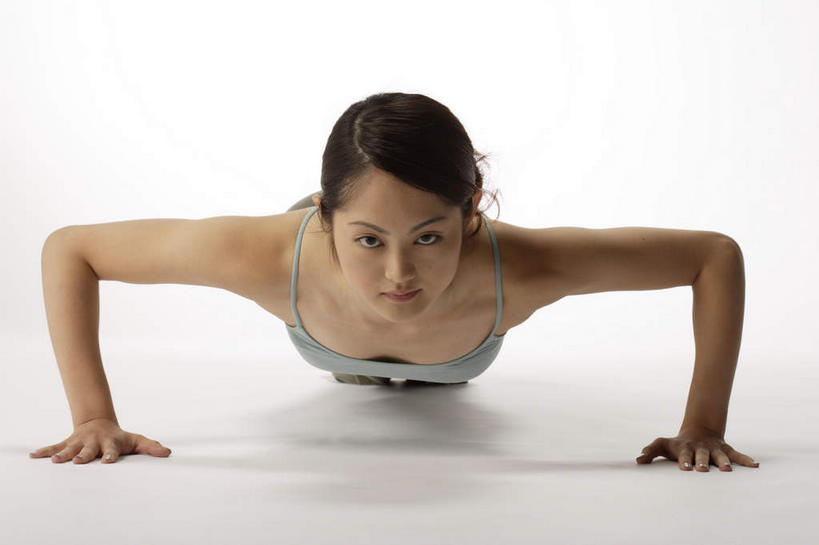 东方人,一个人,笑,俯卧撑,微笑,横图,室内,白天,白色背景,正面,亚洲,仅一个年轻女性,仅一个女性,仅一个人,撑,服装,背心,注视,休闲装,黄种人,衣服,灰色,观察,看,休闲,休闲服,摄影,服饰,影棚,观看,察看,撑着,关注,年轻女性,女人,女性,亚洲人,彩图,全身,影棚拍摄,拍摄