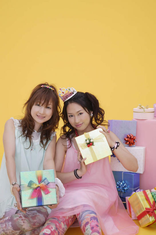 东方人,两个人,伙伴,朋友,坐,笑,微笑,竖图,室内,白天,正面,爱情,友谊,幸福,礼盒,礼物,亚洲,两条,黄色背景,装饰,透明,丝绸,丝带,纸盒,粉红色,粉红,缎带,辉煌,浪漫,注视,黄种人,绸带,盒子,粉色,黄色,绿色,黑色,包装盒,发箍,发饰,饰品,礼品盒,观察,看,健康,可爱,两盒,摄影,礼品,活泼,影棚,头箍,观看,青春,希望,满足,暖色,甜美,察看,关注,时髦,温柔,发卡,光辉,纯真,配饰,光明,功名,轻快,友情,年轻女性,女人,女性,亚洲人,长发,坐着,半身,彩图,影棚拍摄,拍摄