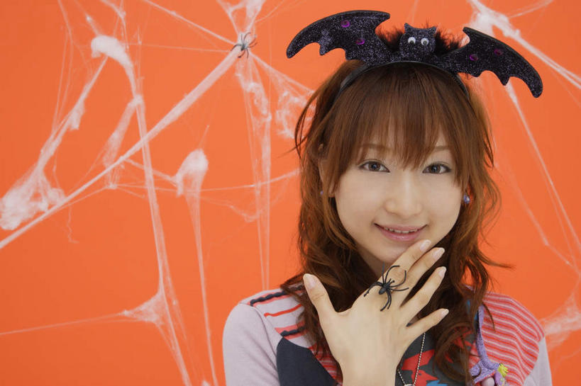 东方人,脸,头,脸颊,一个人,站,笑,微笑,横图,室内,白天,正面,蝙蝠,野生动物,亚洲,仅一个年轻女性,仅一个女性,仅一个人,橙色背景,节日,庆祝,装饰,细菌,蜘蛛网,网,墙,注视,黄种人,文化,墙壁,墙面,黑色,动物,发箍,发饰,饰品,观察,看,站着,庆典,万圣节,摄影,影棚,头箍,观看,纪念,华丽,修饰,点缀,察看,关注,发卡,病菌,配饰,衬托,美观,雅致,雅观,传染,蛛网,伏翼,老鼠皮翼,天鼠,夜燕,捕杀,猎取,年轻女性,女人,女性,亚洲人,头部,长发,脸部,脸蛋,面部,仙鼠,站立,半身,彩图,影棚拍摄,拍摄