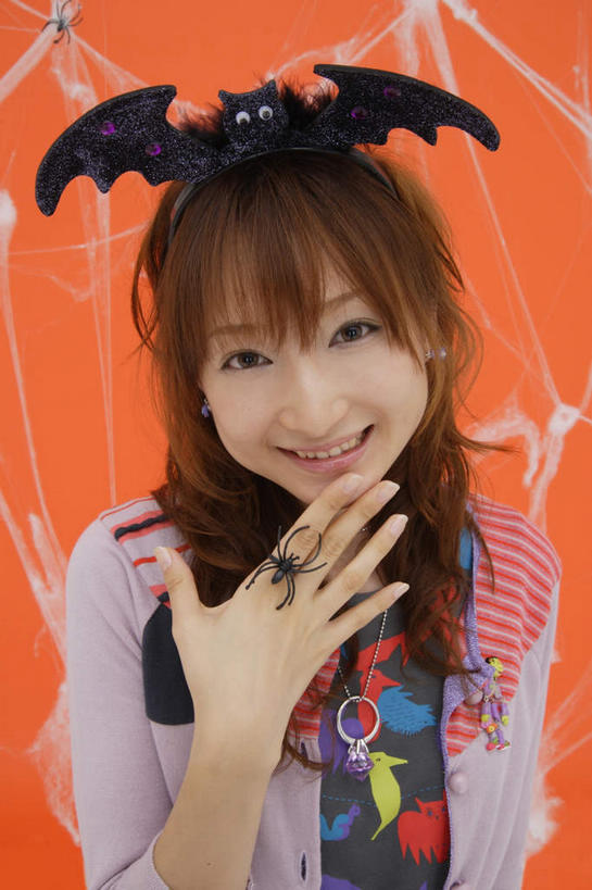 东方人,脸,头,脸颊,一个人,站,竖图,室内,白天,正面,蝙蝠,野生动物,亚洲,仅一个年轻女性,仅一个女性,仅一个人,橙色背景,节日,庆祝,装饰,细菌,蜘蛛网,网,墙,黄种人,文化,墙壁,墙面,黑色,动物,发箍,发饰,饰品,站着,庆典,万圣节,摄影,影棚,头箍,纪念,华丽,修饰,点缀,发卡,病菌,配饰,衬托,美观,雅致,雅观,传染,蛛网,伏翼,老鼠皮翼,天鼠,夜燕,捕杀,猎取,年轻女性,女人,女性,亚洲人,头部,长发,脸部,脸蛋,面部,仙鼠,站立,半身,彩图,影棚拍摄,拍摄