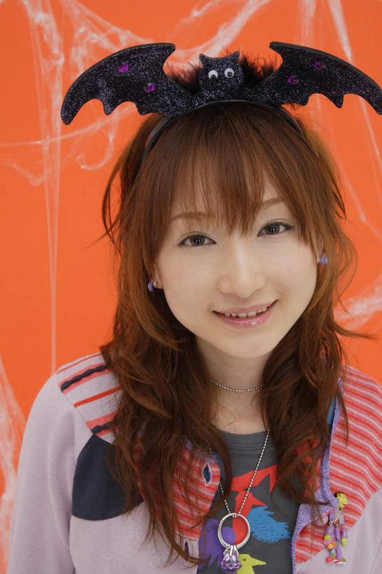 东方人,一个人,站,笑,微笑,竖图,室内,白天,正面,蝙蝠,野生动物,亚洲,仅一个年轻女性,仅一个女性,仅一个人,橙色背景,服装,节日,庆祝,装饰,细菌,蜘蛛网,网,墙,注视,休闲装,黄种人,文化,墙壁,墙面,衣服,黑色,动物,发箍,发饰,饰品,观察,看,站着,庆典,休闲,休闲服,万圣节,摄影,服饰,影棚,头箍,观看,纪念,察看,关注,发卡,病菌,配饰,传染,蛛网,伏翼,老鼠皮翼,天鼠,夜燕,妆扮,捕杀,猎取,年轻女性,女人,女性,亚洲人,长发,仙鼠,站立,半身,彩图,影棚拍摄,打扮,装扮,拍摄