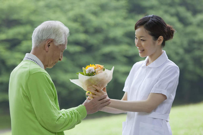 东方人,两个人,护士,站,笑,微笑,露齿笑,横图,室外,白天,侧面,草地,草坪,花海,花圃,植物,叶子,亚洲,握,朦胧,模糊,盛开,拿,花蕾,拿着,注视,黄种人,草,花,花瓣,花朵,花卉,鲜花,树,树木,绿色,自然,花丛,花束,花田,花苞,花蕊,观察,看,站着,一束,握着,生长,成长,观看,察看,白衣天使,关注,老年男性,男人,男性,年轻女性,女人,女性,亚洲人,站立,半身,彩图