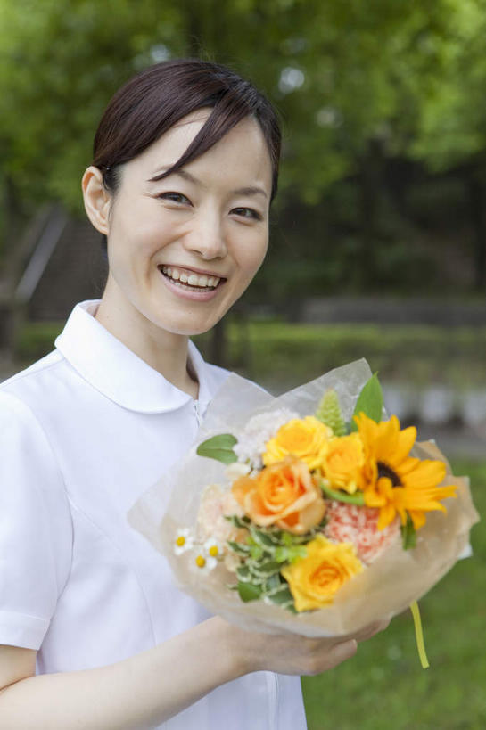 东方人,一个人,护士,站,笑,微笑,露齿笑,竖图,室外,白天,正面,工作服,制服,爱情,幸福,草地,草坪,树林,太阳,植物,向日葵,叶子,亚洲,仅一个年轻女性,仅一个女性,仅一个人,四朵,朦胧,模糊,盛开,绿叶,注视,黄种人,草,花,花瓣,花朵,花卉,鲜花,树,树木,黄色,绿色,自然,花蕊,观察,看,站着,嫩叶,生长,成长,观看,察看,白衣天使,关注,光辉,沉默,忠诚,勇敢,投缘,爱慕,工作制服,高傲,朝阳花,葵花,望日莲,向阳花,转日莲,年轻女性,女人,女性,亚洲人,叶,叶片,站立,半身,彩图,工作套服