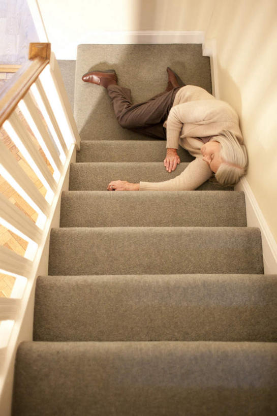 西方人,一个人,栏杆,躺,竖图,俯视,室内,白天,楼梯,欧洲,欧洲人,仅一个女性,仅一个人,阴影,弯曲,光线,木制,扶手,影子,阶梯,墙,倒下,外套,护栏,墙壁,墙面,台阶,衣服,黄色,灰色,阳光,向上,身体,搭,仅一个老年女性,搭着,延伸,卧着,老年女性,女人,女性,白种人,躺着,卧,彩图,高角度拍摄,全身