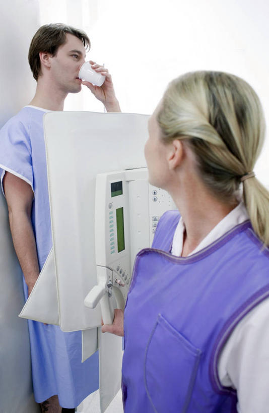 西方人,两个人,医生,病人,站,竖图,室内,白天,正面,工作服,制服,机器,杯子,欧洲,欧洲人,喝,握,辐射,医学,拿,拿着,扭头,注视,设备,纸制品,观察,看,站着,转头,医护人员,医疗人员,握着,观看,纸杯,察看,医疗,医疗设备,x射线,关注,一次性杯子,病患,医疗器械,x光,医疗工具,胸透,工作制服,检测工具,男人,男性,女人,女性,中年男性,中年女性,白种人,大夫,患者,就医者,站立,半身,彩图,工作套服,荧光透视,电磁辐射