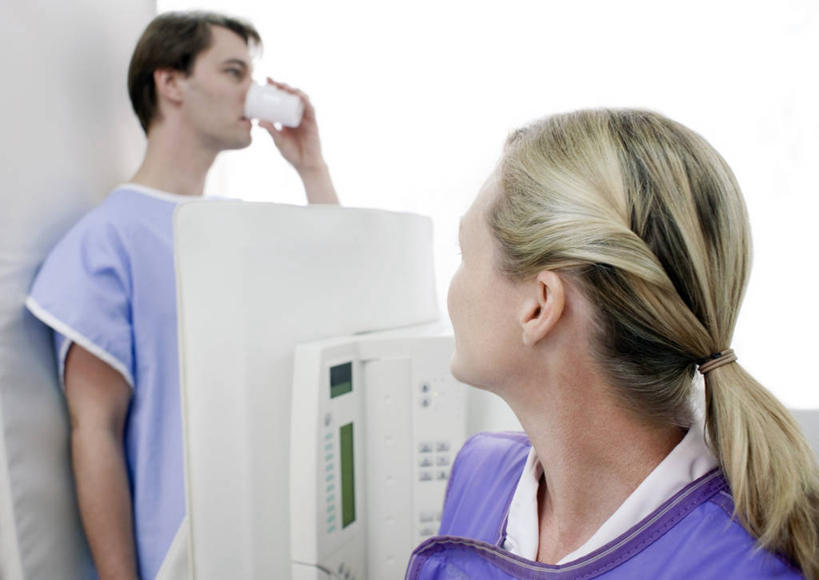 西方人,两个人,医生,病人,站,横图,室内,白天,正面,工作服,制服,机器,杯子,欧洲,欧洲人,喝,握,辐射,医学,拿,拿着,扭头,注视,设备,纸制品,观察,看,站着,转头,医护人员,医疗人员,握着,观看,纸杯,察看,医疗,医疗设备,x射线,关注,一次性杯子,病患,医疗器械,x光,医疗工具,胸透,工作制服,检测工具,男人,男性,女人,女性,中年男性,中年女性,白种人,大夫,患者,就医者,站立,半身,彩图,工作套服,荧光透视,电磁辐射