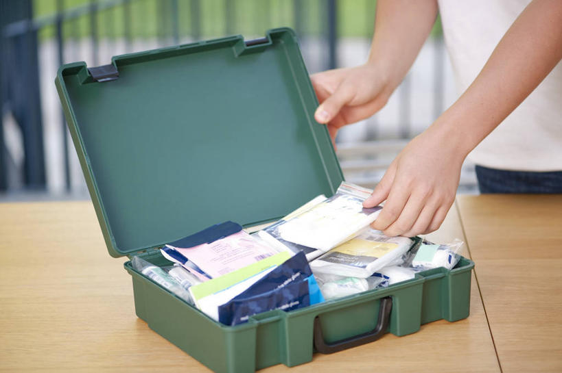 西方人,手,一个人,站,横图,室外,白天,正面,桌面,桌子,欧洲,欧洲人,双手,仅一个男性,仅一个人,握,服装,朦胧,模糊,木制,纱布,拿,拿着,休闲装,仅一个年轻男性,衣服,白色,木制品,容器,箱子,站着,休闲,手部,休闲服,治疗,握着,服饰,储藏,固定,医疗,急救箱,便利,储存,快捷,止血,方便,男人,男性,年轻男性,白种人,绷带,站立,半身,彩图,贮存