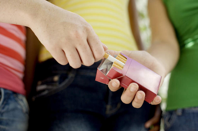 西方人,儿童,手,三个人,伙伴,朋友,站,横图,室内,特写,白天,正面,友谊,纯洁,香烟,欧洲,欧洲人,握,朦胧,模糊,拿,拿着,小孩,站着,手部,烟,可爱,童年,童趣,握着,童真,烂漫,无邪,一包,天真,友情,女孩,女人,女性,白种人,卷烟,烟草,纸烟,站立,半身,彩图,女生