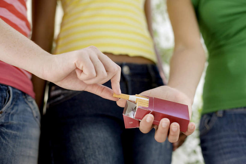 西方人,儿童,三个人,伙伴,朋友,横图,室内,白天,仰视,友谊,纯洁,香烟,欧洲,欧洲人,握,服装,裤子,拿,拿着,牛仔裤,休闲装,小孩,衣服,休闲,休闲服,烟,可爱,童年,童趣,握着,服饰,童真,烂漫,无邪,一包,天真,友情,女孩,女人,女性,白种人,卷烟,烟草,纸烟,半身,彩图,低角度拍摄,女生