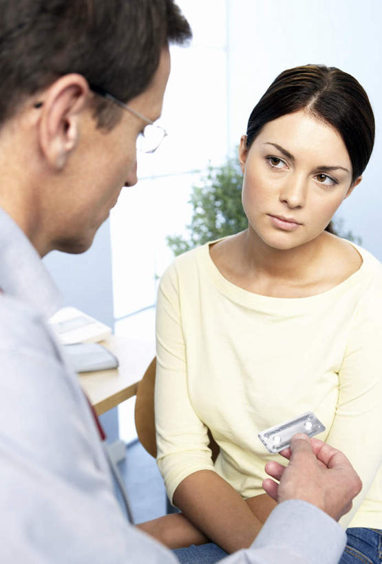 西方人,两个人,医生,坐,说,竖图,室内,白天,正面,讨论,安全,计划,窗户,落地窗,桌子,叶子,椅子,欧洲,欧洲人,阴影,服装,光线,眼镜,影子,办公桌,木椅,绿叶,休闲装,玻璃窗,相视,衣服,医护人员,医疗人员,休闲,面对面,休闲服,嫩叶,服饰,对视,控制,避孕,避孕药,保险,相对,预防,近视眼镜,相看,计划生育,可靠,少生,晚婚,晚育,优生,交流,男人,男性,年轻女性,女人,女性,中年男性,白种人,大夫,叶,叶片,沟通,讲话,交谈,商讨,说话,谈话,坐着,半身,彩图