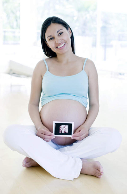 东方人,孕妇,一个人,坐,笑,盘腿,微笑,露齿笑,竖图,室内,白天,正面,植物,窗户,地板,落地窗,亚洲,仅一个年轻女性,仅一个女性,仅一个人,一张,握,阴影,服装,朦胧,模糊,光线,影子,地面,拿,图像,拿着,注视,休闲装,黄种人,木地板,玻璃窗,树,树木,衣服,绿色,阳光,自然,观察,看,休闲,怀孕,休闲服,握着,服饰,生长,成长,观看,察看,待产,关注,妊娠,准妈妈,图象,年轻女性,女人,女性,亚洲人,产妇,盘腿而坐,盘膝,盘着腿的,盘着腿坐,双腿交叉,坐着,彩图,全身