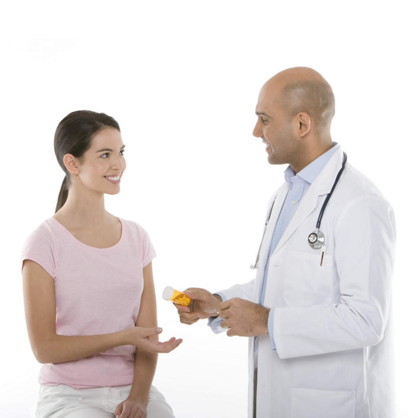 西方人,两个人,医生,病人,站,坐,笑,微笑,露齿笑,方图,室内,白天,白色背景,侧面,工作服,衬衫,制服,欧洲,欧洲人,吊挂,握,悬挂,服装,罐子,挂,拿,拿着,注视,休闲装,玻璃制品,衣服,玻璃瓶,瓶子,听诊器,观察,看,站着,医护人员,医疗人员,休闲,休闲服,伸手,握着,摄影,服饰,影棚,观看,察看,医疗设备,白大褂,关注,医疗器械,避孕药,医疗工具,工作制服,检测工具,男人,男性,年轻女性,女人,女性,中年男性,白种人,大夫,患者,就医者,抬头,仰头,站立,坐着,半身,彩图,影棚拍摄,衬衣,工作套服,拍摄