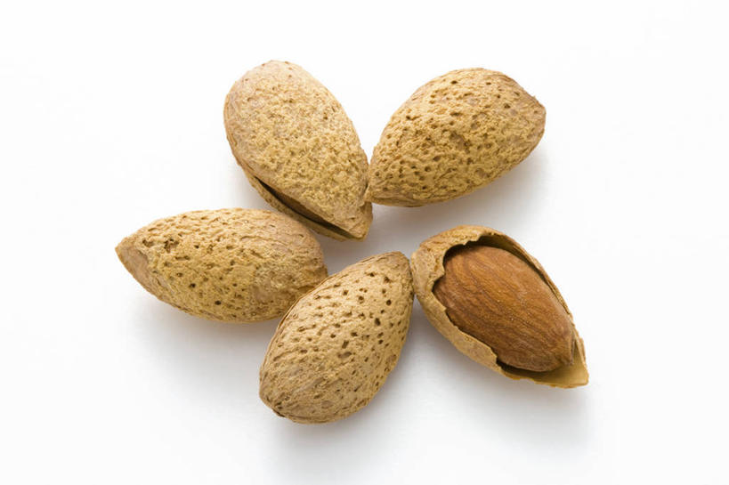 无人,横图,俯视,室内,特写,白天,白色背景,餐桌,桌子,杏仁,阴影,反射,影子,坚果,果实,干果,摄影,影棚,餐台,五颗,杏子,杏梅仁,杏核仁,木落子,苦杏仁,彩图,高角度拍摄,影棚拍摄,拍摄