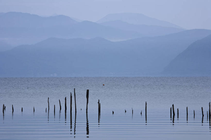 无人,横图,室外,白天,正面,旅游,度假,湖,湖泊,美景,山,山脉,水,日本,亚洲,一排,波纹,整齐,湖面,景观,山峰,水流,水面,树桩,涟漪,山峦,娱乐,树,树干,排列,蓝色,倒影,蓝天,水纹,天空,自然,波浪,湖水,群山,天,享受,休闲,木桩,景色,放松,晴朗,倒映,队列,自然风光,东亚,本州,万里无云,本州岛,日本国,水晕,东北地方,福岛,福岛县,反照,晴空,晴空万里,彩图,耶麻郡,猪苗代町,猪苗代湖