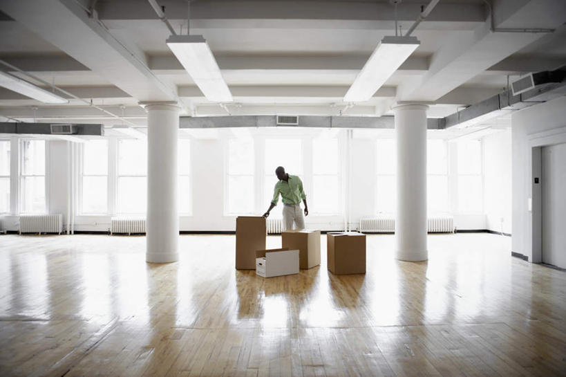 西方人,一个人,商务人士,设计师,商务男性,站,横图,室内,白天,正面,衬衫,窗户,地板,欧洲,非洲,黑人,欧洲人,仅一个男性,仅一个人,阴影,套装,光线,影子,纸箱,地面,注视,木地板,玻璃窗,仅一个年轻男性,阳光,箱子,低头,观察,看,站着,观看,出差,察看,关注,商务装,工薪阶层,包装箱,男人,男性,年轻男性,非洲人,白领,美术设计员,上班族,设计,设计家,设计者,站立,彩图,全身,衬衣,旅行