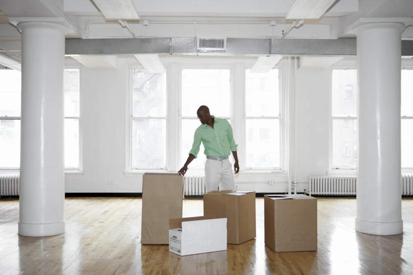 西方人,一个人,商务人士,设计师,商务男性,站,横图,室内,白天,正面,衬衫,窗户,地板,欧洲,非洲,黑人,欧洲人,仅一个男性,仅一个人,阴影,套装,光线,影子,纸箱,柱子,地面,注视,木地板,玻璃窗,仅一个年轻男性,阳光,箱子,观察,看,站着,观看,出差,察看,关注,商务装,工薪阶层,包装箱,男人,男性,年轻男性,非洲人,白领,美术设计员,上班族,设计,设计家,设计者,站立,彩图,全身,衬衣,旅行