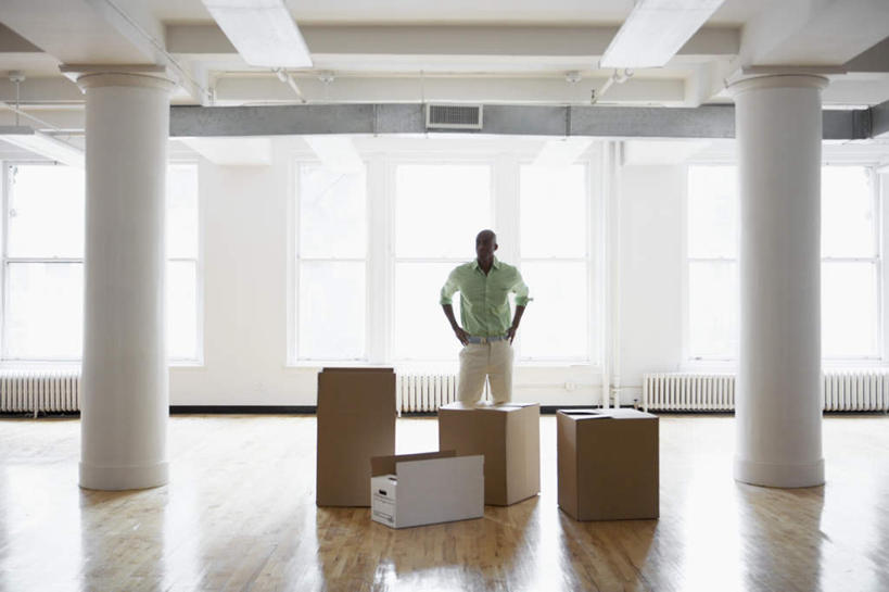 西方人,一个人,商务人士,设计师,商务男性,站,横图,室内,白天,正面,衬衫,窗户,地板,欧洲,非洲,黑人,欧洲人,仅一个男性,仅一个人,阴影,套装,光线,影子,纸箱,柱子,地面,注视,手叉腰,木地板,玻璃窗,仅一个年轻男性,阳光,箱子,叉腰,观察,看,站着,观看,出差,察看,双手叉腰,关注,商务装,工薪阶层,包装箱,男人,男性,年轻男性,非洲人,白领,美术设计员,上班族,设计,设计家,设计者,站立,彩图,全身,衬衣,旅行