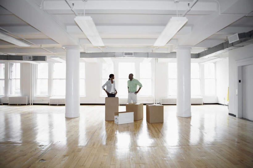 西方人,两个人,同事,商务人士,设计师,商务男性,商务女性,办公室,站,横图,室内,白天,正面,衬衫,成功,合作,团队,集体,信心,窗户,地板,欧洲,非洲,黑人,欧洲人,套装,纸箱,领带,地面,注视,手叉腰,队伍,木地板,玻璃窗,箱子,叉腰,观察,看,站着,观看,出差,察看,领导,双手叉腰,成就,关注,商务装,合伙,领袖,工薪阶层,包装箱,男人,男性,年轻男性,年轻女性,女人,女性,非洲人,年轻人,白领,美术设计员,上班族,设计,设计家,设计者,站立,彩图,全身,衬衣,旅行