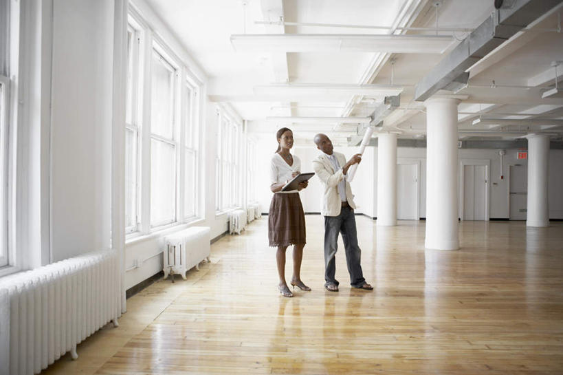 西方人,两个人,同事,商务人士,设计师,商务男性,商务女性,办公室,横图,室内,白天,正面,衬衫,成功,合作,团队,集体,信心,窗户,地板,欧洲,非洲,黑人,欧洲人,套装,纸箱,领带,地面,队伍,木地板,玻璃窗,箱子,出差,领导,成就,商务装,合伙,领袖,工薪阶层,包装箱,男人,男性,年轻男性,年轻女性,女人,女性,非洲人,年轻人,白领,美术设计员,上班族,设计,设计家,设计者,彩图,全身,衬衣,旅行