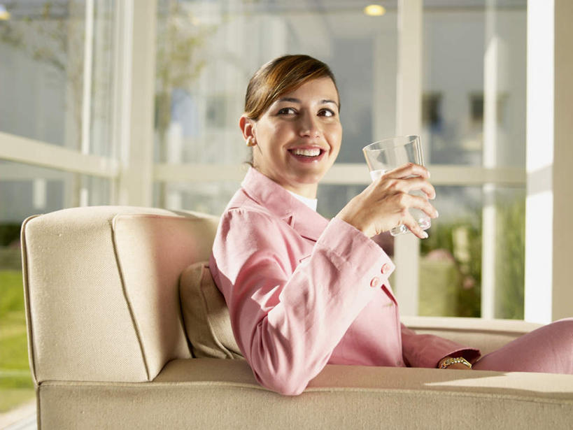 西方人,一个人,商务人士,商务女性,会议室,坐,笑,微笑,露齿笑,横图,室内,白天,侧面,树林,植物,窗户,落地窗,沙发,杯子,欧洲,欧洲人,仅一个年轻女性,仅一个女性,仅一个人,套装,粉红,扭头,注视,翘腿,玻璃窗,树,树木,粉色,绿色,自然,水杯,观察,看,转头,生长,成长,观看,察看,关注,商务装,工薪阶层,年轻女性,女人,女性,白种人,白领,上班族,茶杯,坐着,半身,彩图,皮沙发