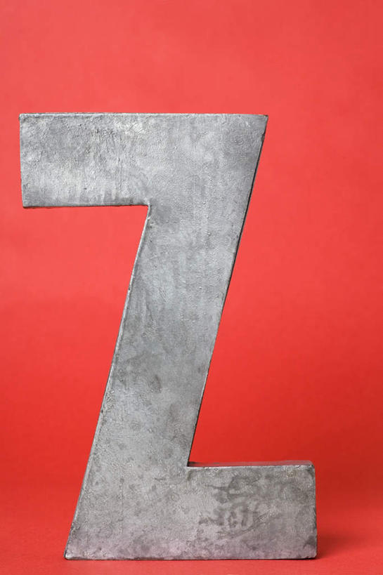 无人,竖图,室内,特写,白天,正面,游戏,桌面,桌子,静物,玩具,学习,红色背景,英文,标志,文字,字符,字母,玩,娱乐,标识,一个,白色,休闲,益智,摄影,影棚,单个,活动,英文字母,发泄,消遣,智力,宣泄,玩耍,嬉戏,彩图,影棚拍摄,拍摄