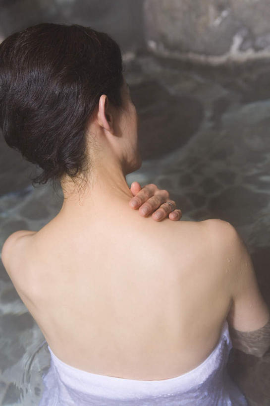 东方人,一个人,坐,摸,竖图,俯视,室外,白天,按摩,美容,石头,亚洲,仅一个女性,仅一个人,抚摸,护肤,石子,浴巾,黄种人,仅一个中年女性,保养,享受,休闲,放松,保健,温泉浴场,养颜,女人,女性,中年女性,亚洲人,石块,矿泉疗养地,触摸,接触,坐着,半身,彩图,高角度拍摄,水疗