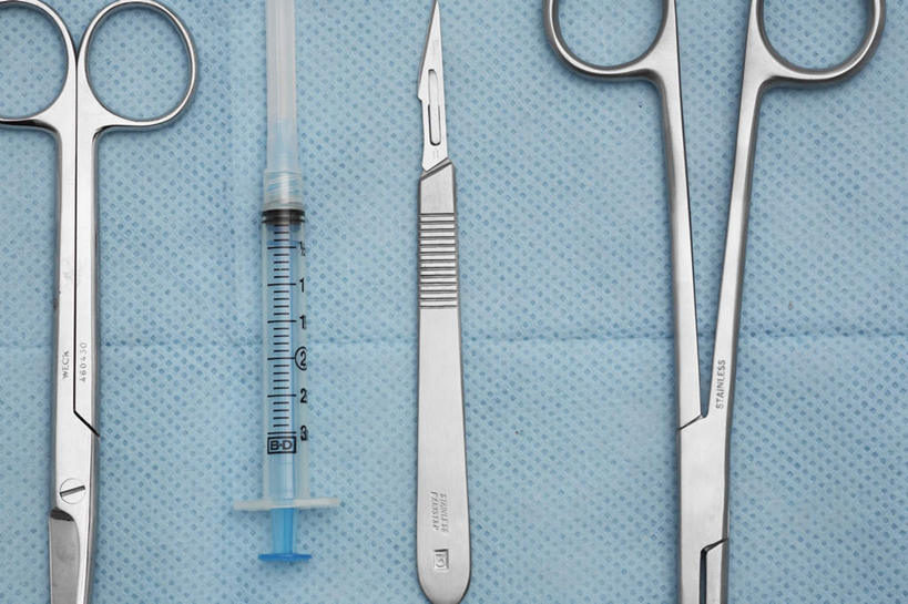 无人,横图,俯视,室内,特写,白天,桌面,桌子,静物,一排,阴影,整齐,反射,剪刀,影子,排列,四个,器械,针管,针筒,注射,摄影,影棚,手术,医疗,医疗设备,手术刀,注射器,队列,彩图,高角度拍摄,影棚拍摄,拍摄