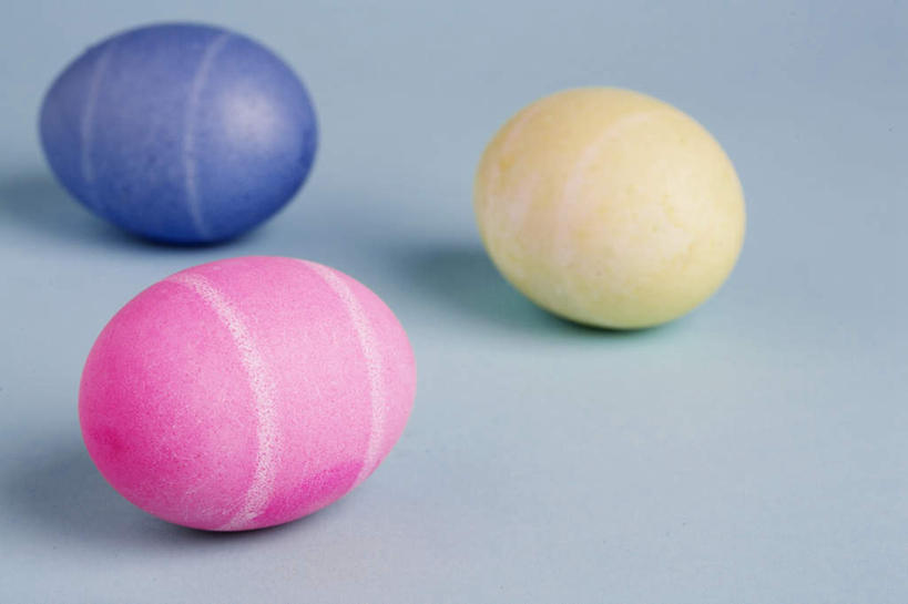 无人,横图,俯视,彩色,室内,特写,白天,桌面,桌子,复活节,蓝色背景,节日,庆祝,木制,椭圆,蛋,鸡蛋,食品,文化,食物,三个,粉色,蓝色,绿色,木制品,庆典,摄影,影棚,纪念,彩蛋,复活节彩蛋,卵,彩图,高角度拍摄,影棚拍摄,拍摄